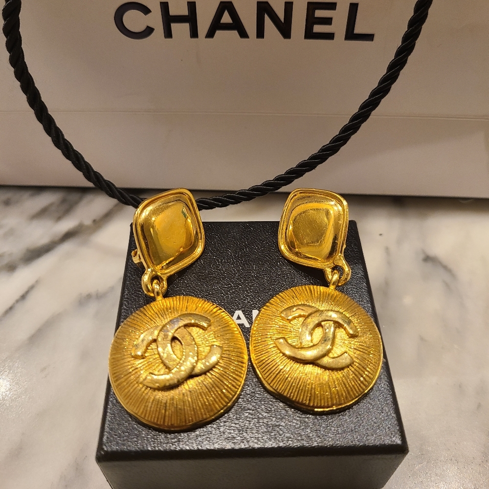 CHANEL 18K GOLD PLATED DANGLED CLIP-ON EARRINGS